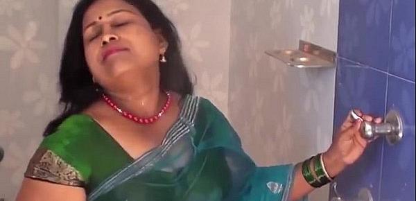  HOTTEST BATHING BY HOT AUNTY